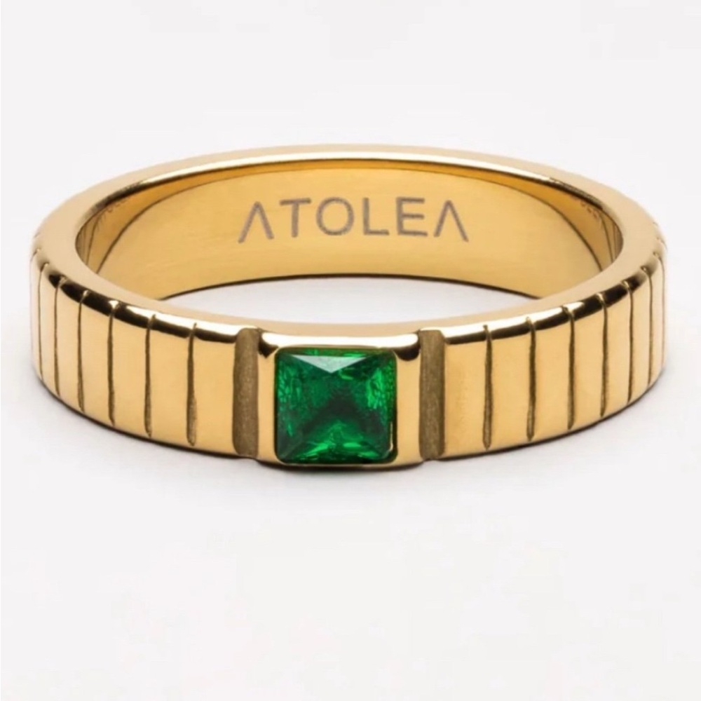 Chunky emerald gold ring size 6